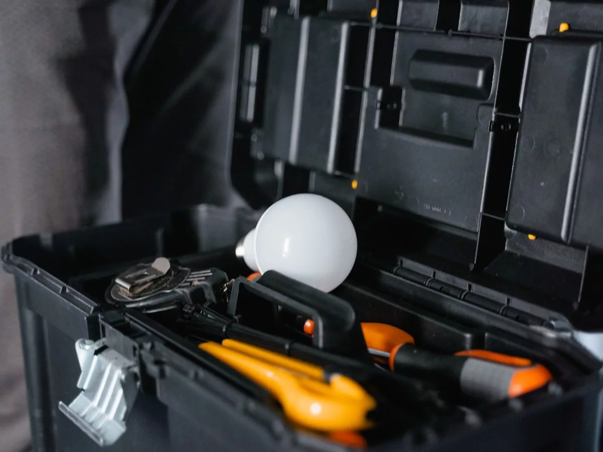 Caisse à outils d'électricien ouverte pendant un dépannage