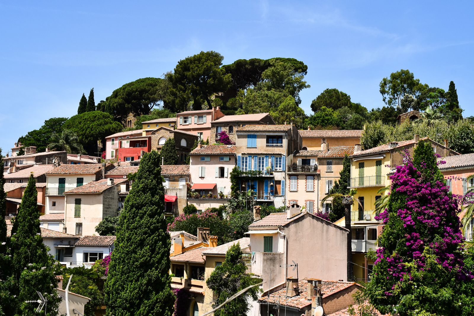 Maisons colorées du village de Bormes-les-Mimosas à flanc de colline