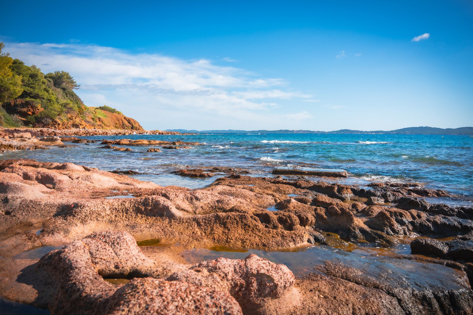 Rochers et vagues sur le littoral de Carqueiranne