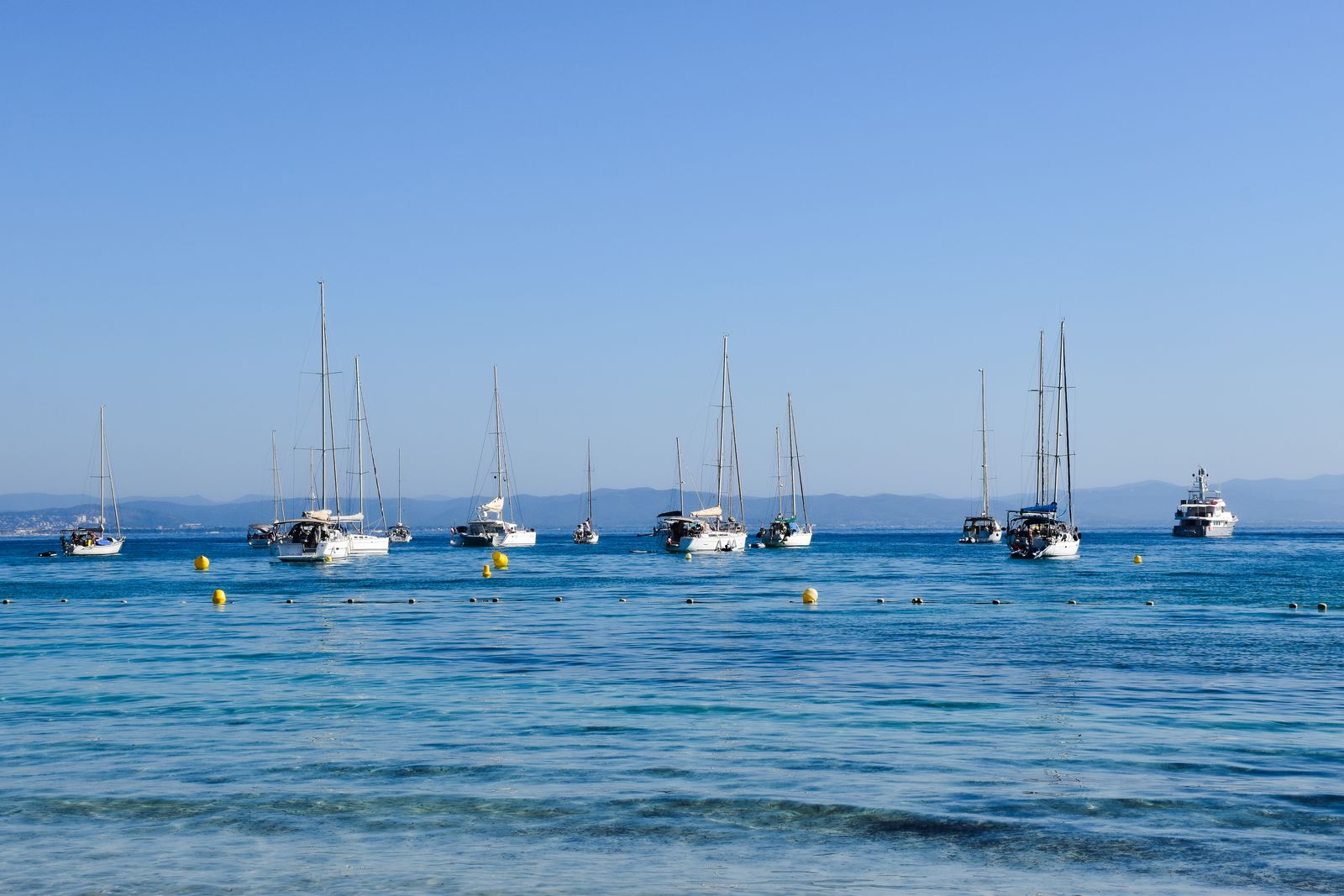 Voiliers au mouillage dans une baie de la côte varoise