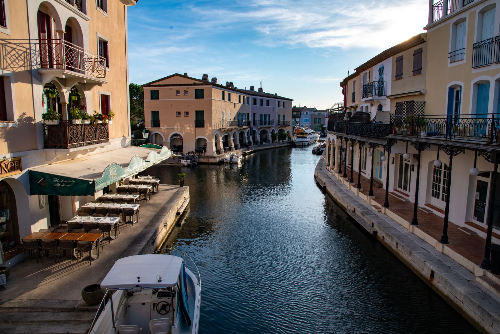 Canaux et maisons de Port Grimaud, à deux pas des Marines de Cogolin