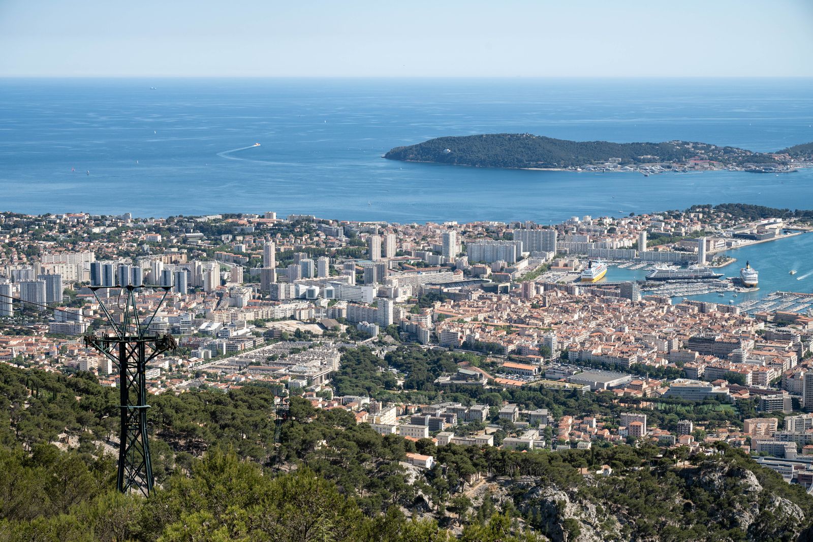 Vue aérienne de l'agglomération toulonnaise et de la rade depuis le mont Faron