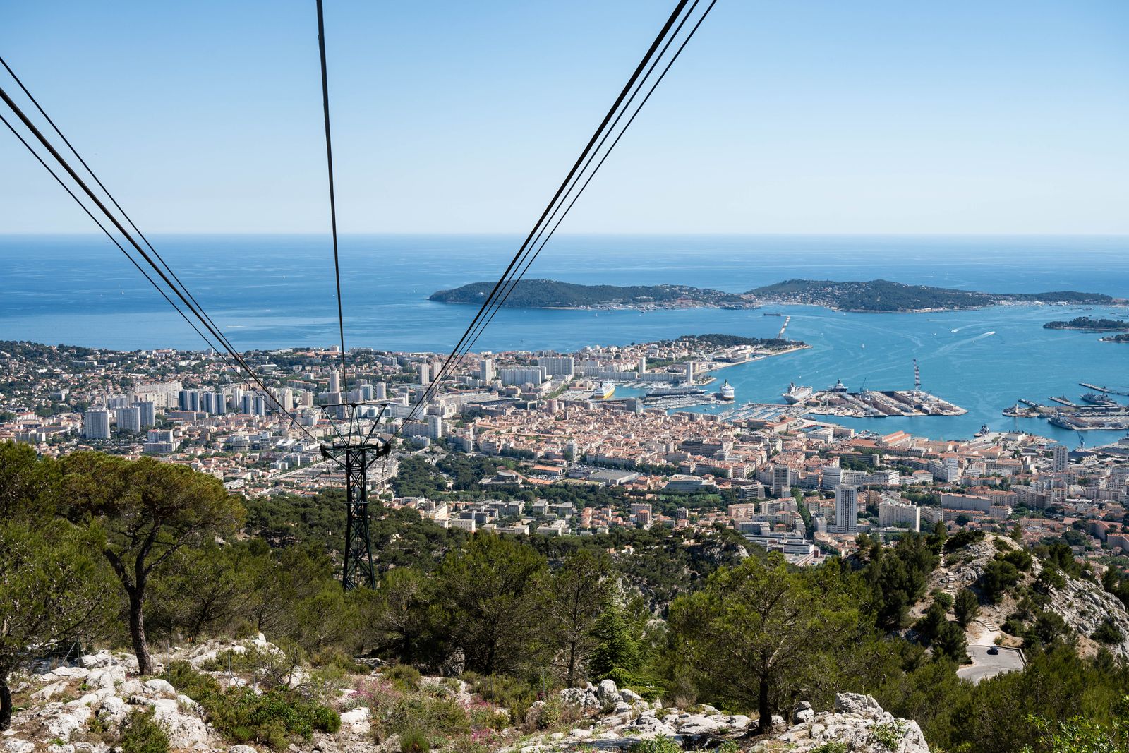 La rade de Toulon vue du mont Faron, avec La Seyne-sur-Mer et la presqu'île de Saint-Mandrier au fond