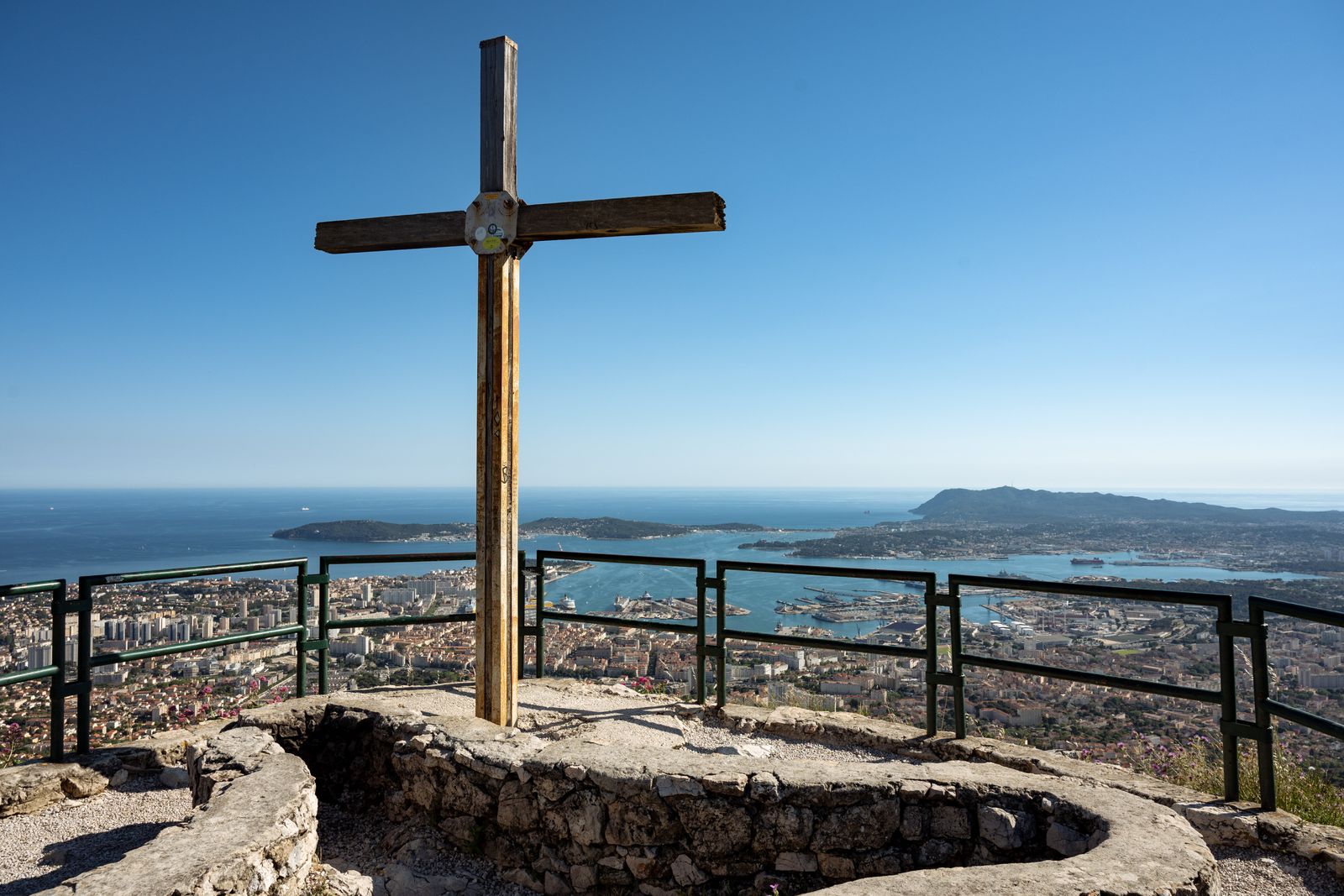 Croix sommitale du mont Faron dominant la rade de Toulon, au-dessus de La Valette