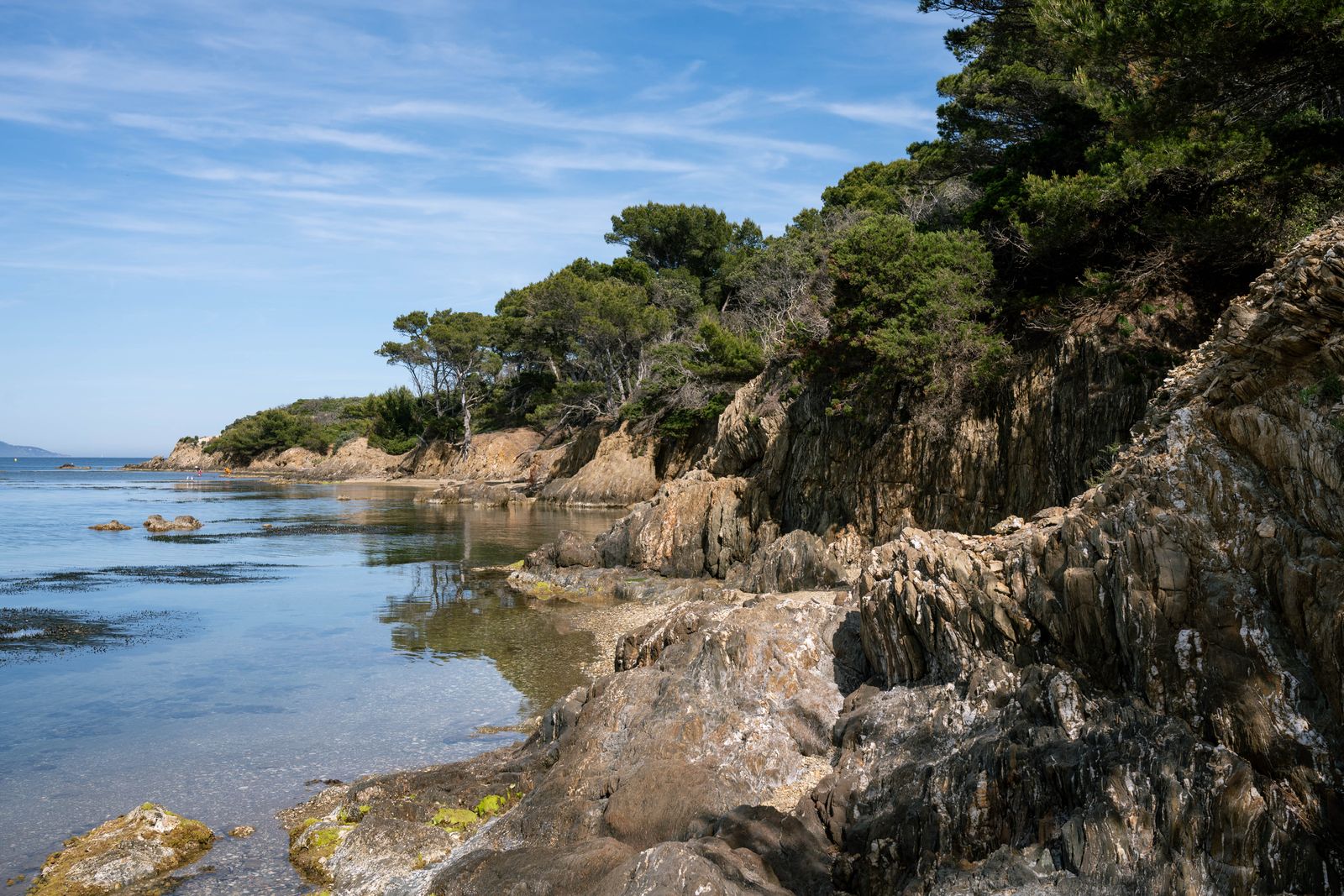 Calanque aux eaux claires bordée de falaises sur le littoral entre Hyères et Toulon