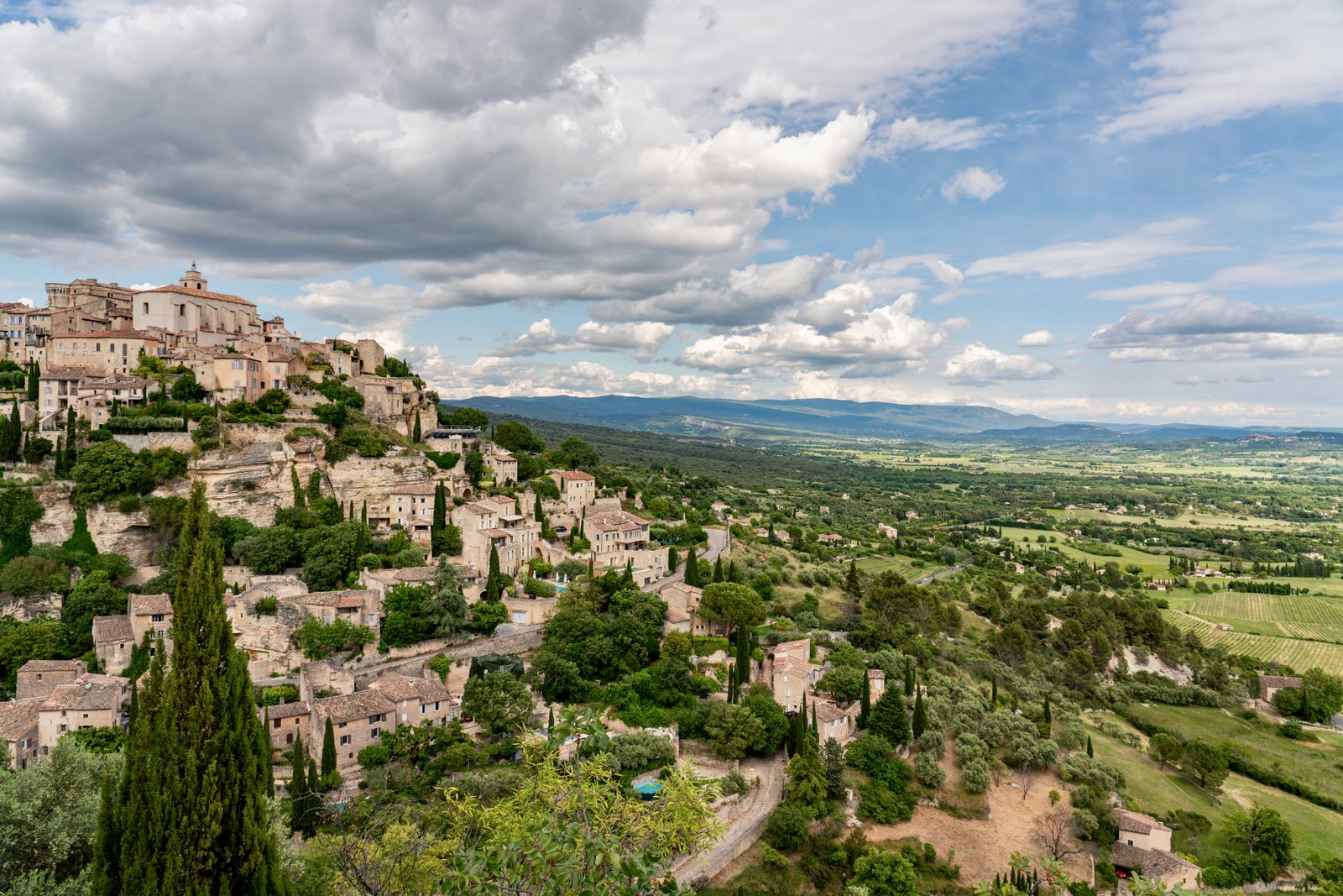 Village provençal étagé sur sa colline, dominant la vallée, semblable au vieux Pierrefeu