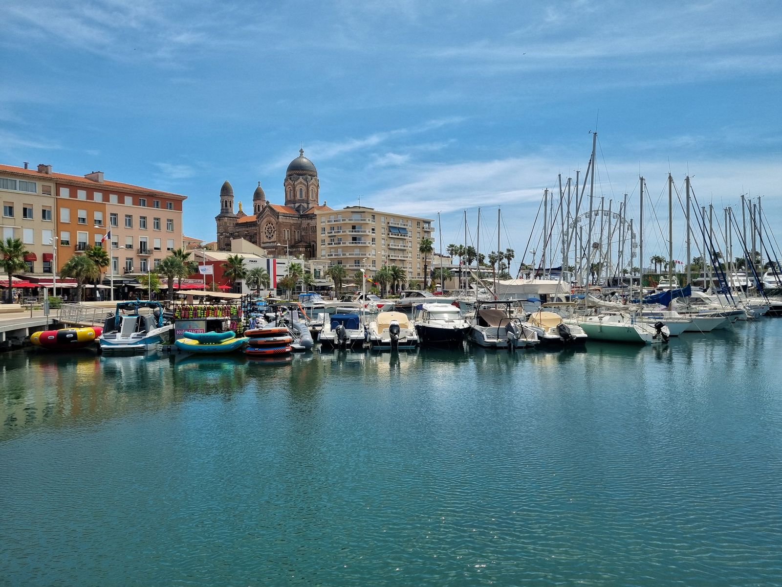Port de Saint-Tropez avec ses bateaux et le clocher de l'église