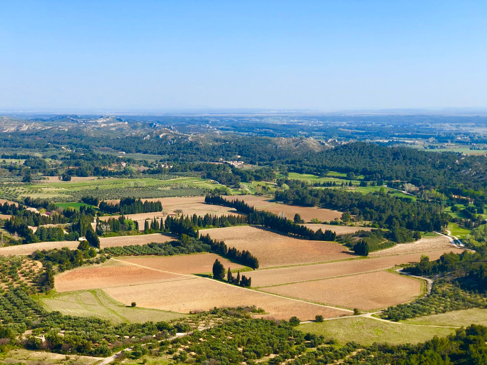 Plaine cultivée et collines boisées de l'arrière-pays varois, vues du ciel