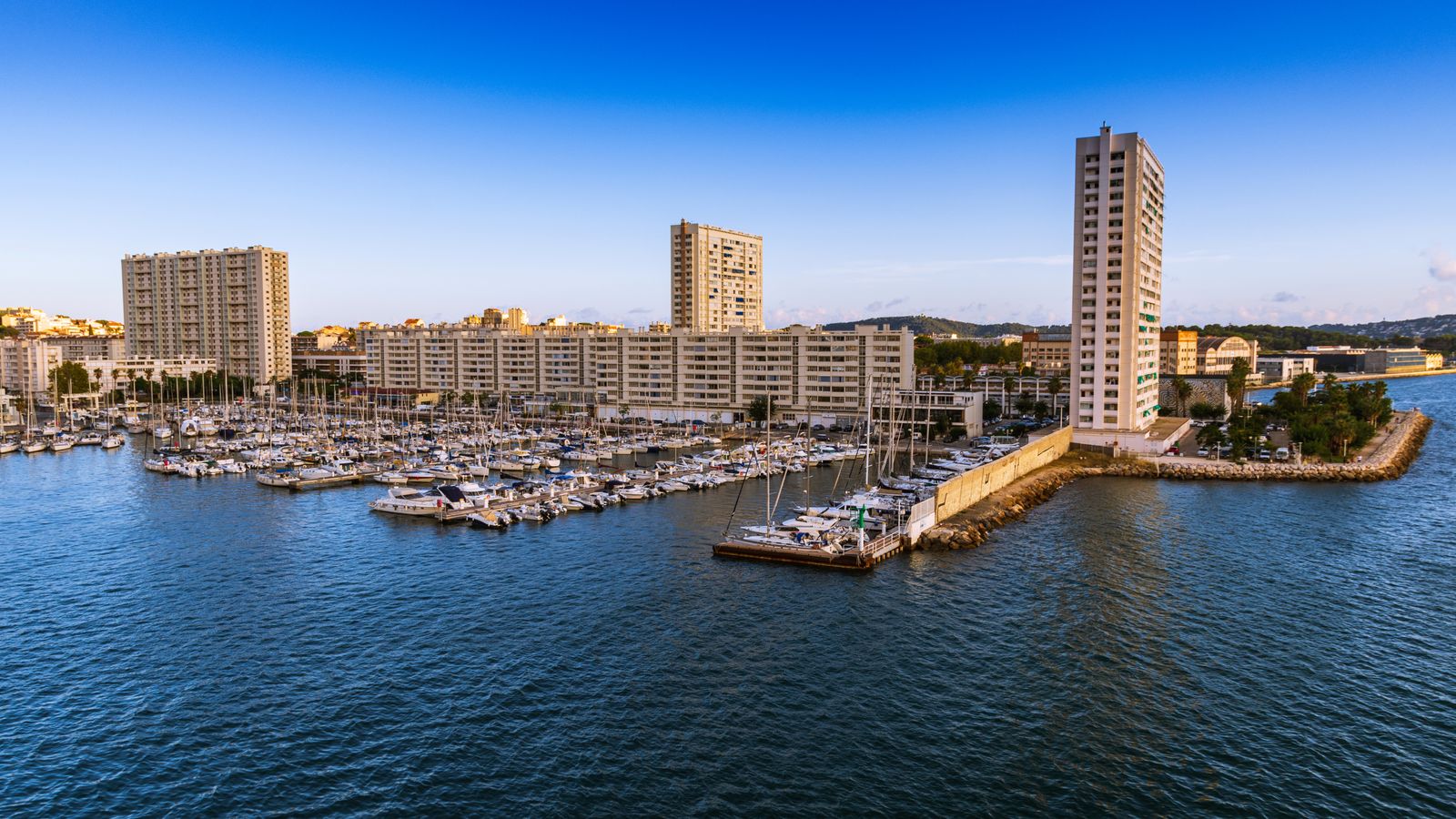 Vue aérienne du port de plaisance et du front de mer de Toulon